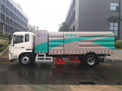 純電動?xùn)|風(fēng)天錦掃路車與防撞緩沖車 城市環(huán)衛(wèi)與道路安全的創(chuàng)新解決方案