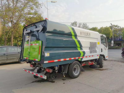 國六標(biāo)準(zhǔn)環(huán)衛(wèi)新裝備 解放藍(lán)牌掃路車與防撞緩沖車，高效環(huán)保作業(yè)利器